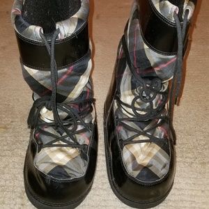 Burberry moon boots
